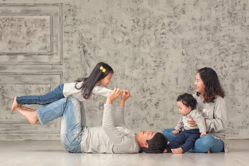 我妈和我都认为大龄剩男不正常，所以我只能找比我小的或是同龄的男人，想法正确吗？游戏画面